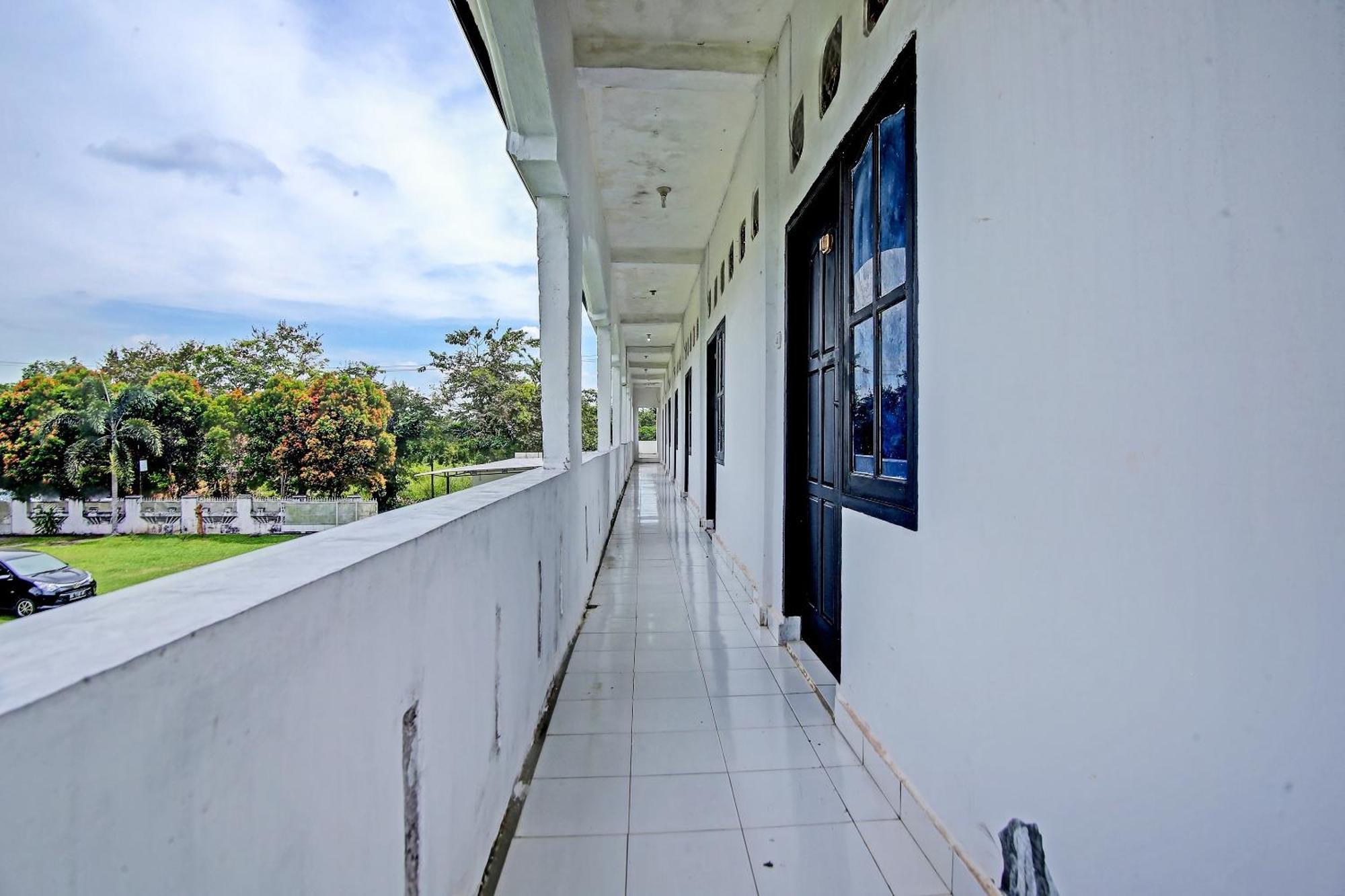OYO 91127 Wisma Sukajadi Syariah Perabumulih Luaran gambar