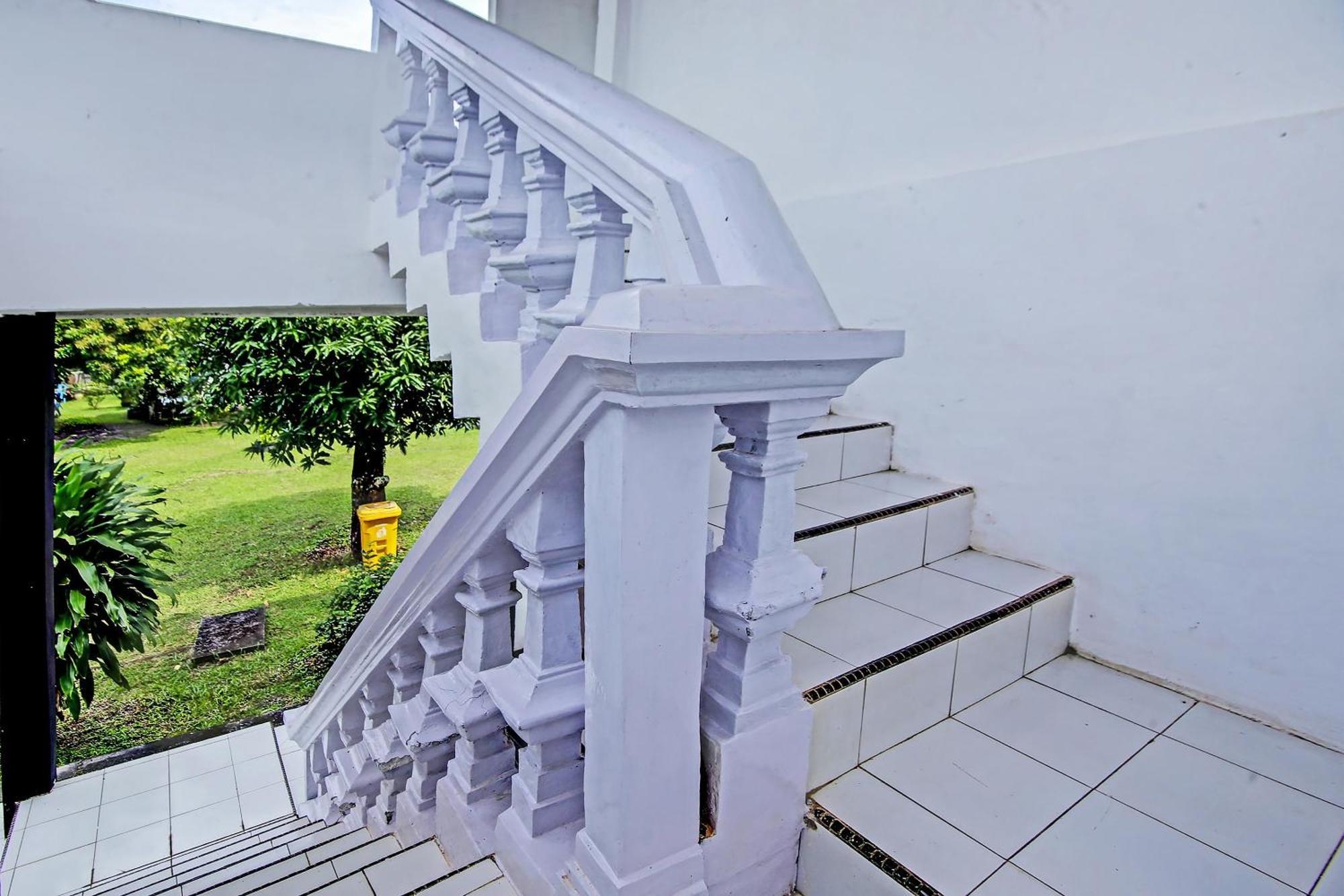 OYO 91127 Wisma Sukajadi Syariah Perabumulih Luaran gambar