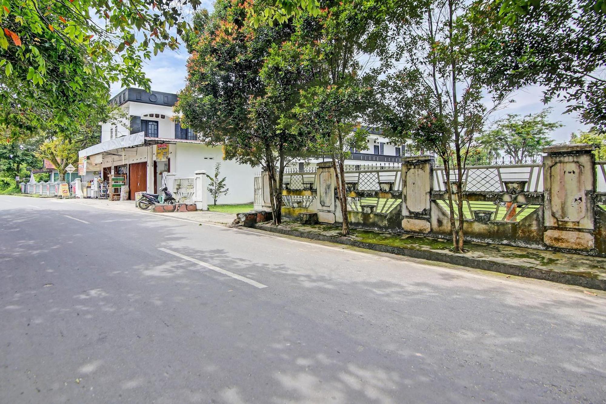 OYO 91127 Wisma Sukajadi Syariah Perabumulih Luaran gambar
