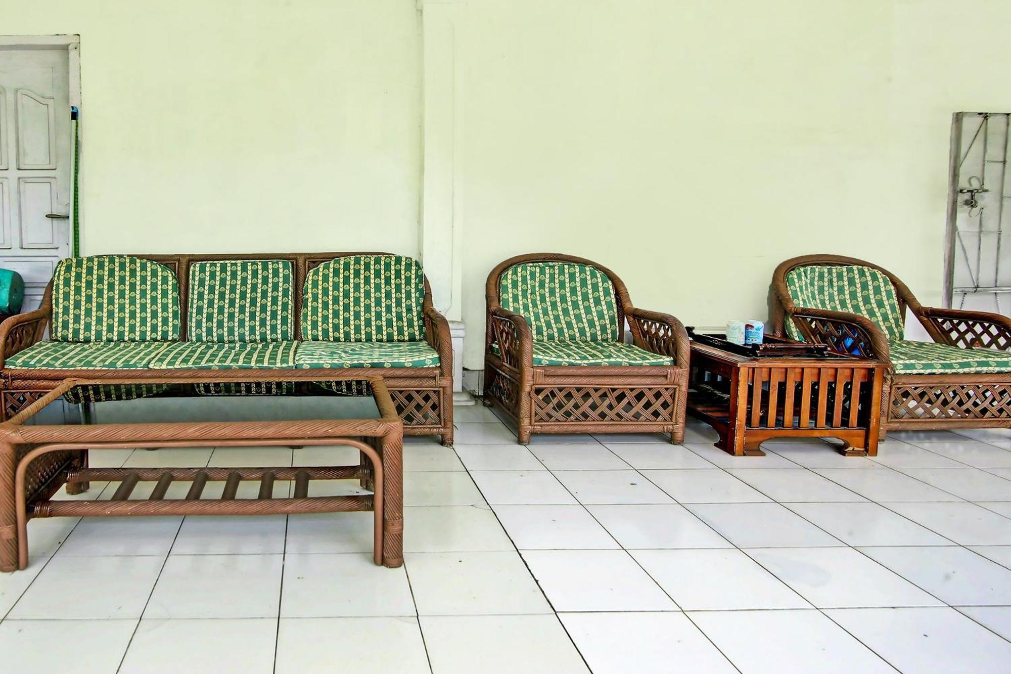 OYO 91127 Wisma Sukajadi Syariah Perabumulih Luaran gambar