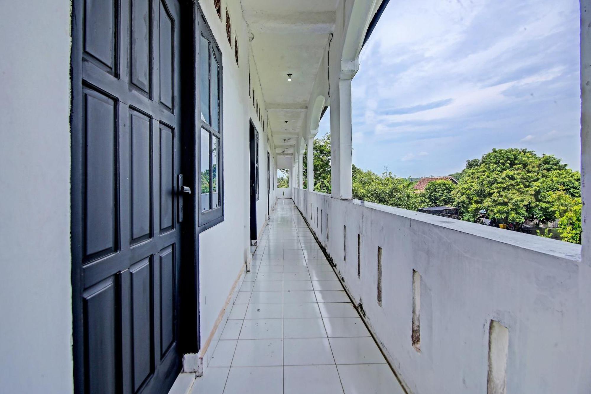 OYO 91127 Wisma Sukajadi Syariah Perabumulih Luaran gambar