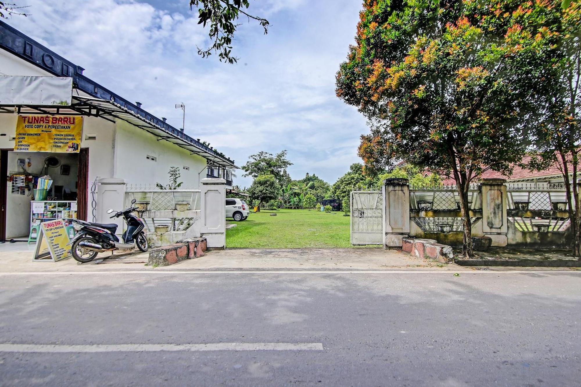 OYO 91127 Wisma Sukajadi Syariah Perabumulih Luaran gambar